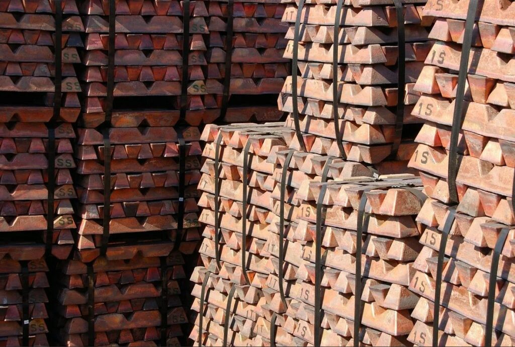 Медный слиток горизонтальной отливки 111х111 мм 1372 мм М1 ГОСТ 193-2015